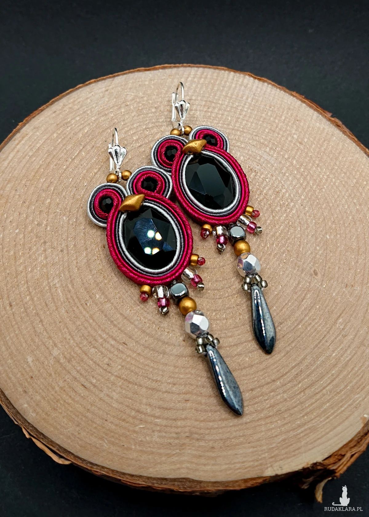 Bordowo-szare kolczyki sutasz z czarnymi kryształkami